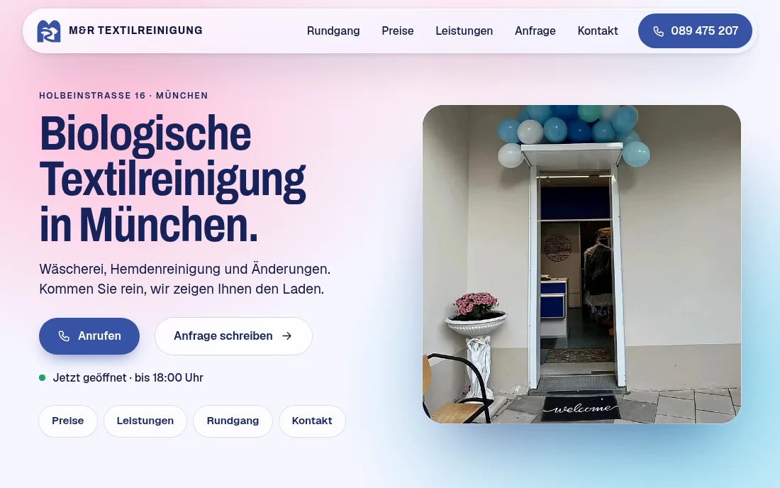 Startseite der Website von M&R Textilreinigung in München mit Blick auf den Laden-Eingang